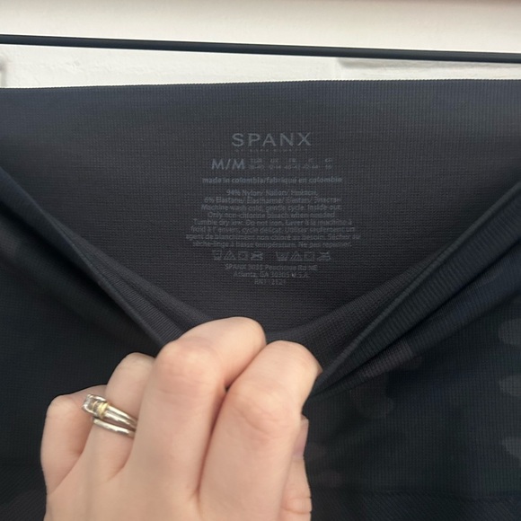 Spanx • Seamless Cropped 3/4 Black Gray Camo Sporty Casual Legging Size Medium - Picture 7 of 10